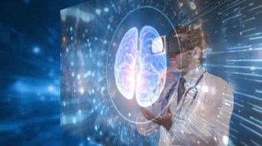 VR gözlüklü zeki doktor beyin hologramına bakıp kontrol ediyor. Sanal gerçeklik teknolojisi ve semptomları analiz ederken, yetenekli bir tıp çalışanı semptomu. Aygıt.