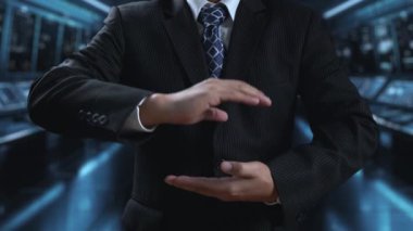 İş adamı siber güvenliğin özünü keşfeder. Siber koruma yöntemlerini, tehditleri derinlemesine araştır ve siber güvenlik duruşunu güçlendir. Siber güvenlik çağında UUID 'de gezinmek için gerekli