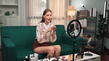 Kadın Etkilenen Vlog video görüntülerini canlı yayınlıyor Makyaj primi sosyal medya veya blog. Kozmetik stüdyosu ışıklandırmalı mutlu genç kız çevrimiçi pazarlama oturumu yayını için..