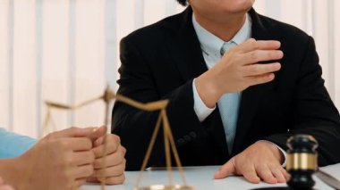 Avukat, hukuk bürosunda pazarlık yoluyla iş anlaşmazlığını çözmek için iki taraf arasında uzlaşma teklif ediyor. Yasal arabuluculuk ve çatışma çözme servisi. Ağır çekim. Katı.