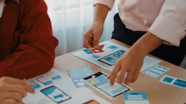 Mobil uygulama ya da web sitesi için kullanıcı arayüzü prototipi planlayan şirket çalışanlarının panorama videosu. UX UI tasarım beyin fırtınası kullanıcı dostu arayüz planı tasarlıyor. Sinerjik