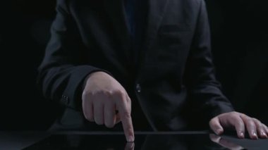 İş adamı CO2 emisyonlarını azaltmak için girişimlerde bulunuyor ve net sıfır hedefliyor. Daha yeşil bir gezegenin karbondioksitini azaltarak sürdürülebilirliğe olan bağlılığını gösteriyor. Kullanıcı Kimliği