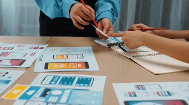 Mobil uygulama ya da web sitesi için kullanıcı arayüzü prototipi planlayan şirket çalışanlarının panorama videosu. UX UI tasarım beyin fırtınası kullanıcı dostu arayüz planı tasarlıyor. Sinerjik