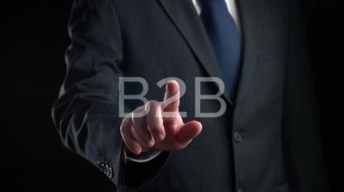 İş adamı B2B peyzajında geziniyor, iş-iş bağlantılarını geliştirmek için kullanım teknolojisi kullanıyor. B2B etkileşimini yeniden şekillendiren keşifler, iş-iş stratejilerinde yenilikleri yönlendiren araçlar. Kullanıcı Kimliği