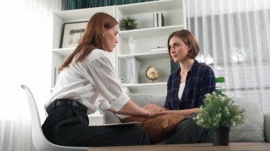 Destekleyici ve rahatlatıcı eller depresif hastayı neşelendiriyor ya da empati kurarak stres yapıyor. Psikolog, klinikte stresli ve üzgün bir hastaya güven veriyor..