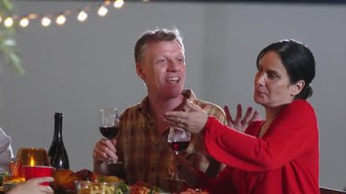 Emeklilik çifti, tatilde diğer aile üyeleriyle birlikte açık hava yemeğinde mutlu bir şekilde iyi haberlerden bahsediyorlar. İletişim eski ve genç nesil arasındaki aile bağını güçlendirir. Uyumsuzluk.