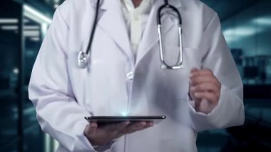 Elinde tablet olan ve beyin anatomisi hologramına işaret eden zeki bir tıp çalışanına yaklaş. Teknoloji kullanarak beyin ameliyatı ve beyin semptomu teşhisi koymaya hazırlanan profesyonel bir doktor. İyileştirici.