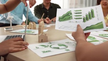 Karbon kullanımını azaltmak için yel değirmeni, ev ve ağaç modellerini kullanarak yeşil enerjiyle karışık masadaki eko ev projesini harika bir şekilde tartıştık. Eline odaklan. Tanımlama.