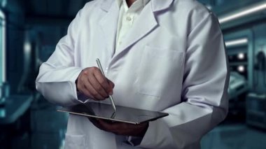 Kalemi insan anatomisi hologramıyla gösterirken akıllı doktorun tableti tutmasına yakın durun. HUD gösterge panelini ve teşhis belirtilerini incelemek için teknolojiyi kullanan bir tıp çalışanı. Teknoloji. İyileştirici.