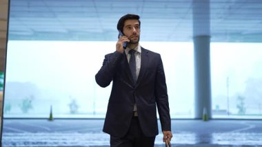 Proje yöneticisi, mavi filtreyle kapının önünde dururken meslektaşına telefon ediyor. Akıllı iş adamı, pazarlama planı için ekibi arıyor. Mutlu iş adamı yeni işini değiştiriyor. Sevinçli..