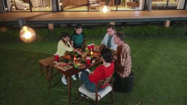 Aile birlikte bahçede tatili kutlar. Aile üyesi hayattan bahsediyor. Doğayla iç içe olmak için açık hava kamp aktivitesi ve nesiller arası tatlı akrabalarla zaman geçirmek için. Uyumsuzluk.