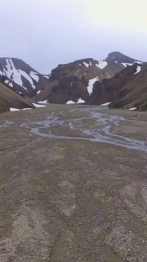 İzlanda, Avrupa 'nın dağlık kesimlerindeki Landmannalaugar gerçeküstü doğa manzarasının insansız hava görüntüleri. Güzel rengarenk kar dağı arazisi yaz gezileri ve açık hava maceralarıyla ünlüdür..