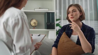 Mutlu hasta ve psikolog klinikte olumlu duygularla zihinsel sağlık sohbetlerini paylaşırken aynı zamanda klinikteki psikologlara başarılı bir iş ve hayatı açıklıyorlar.