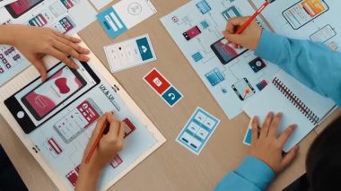 Mobil uygulama ya da web sitesi için kullanıcı arayüzü prototipi planlayan şirket çalışanlarının en iyi görünüm videosu. UX UI tasarımcı beyin fırtınası kullanıcı dostu arayüz planı. Sinerjik