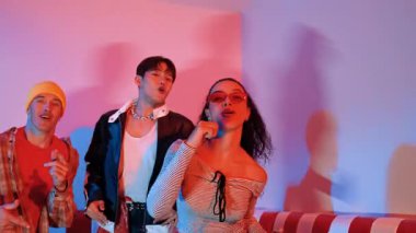 İspanyol dansçı çeşitli arkadaşlar ayakta ve dans ederken hareket eder. Mutlu profesyonel hipster el sıkışırken aynı zamanda çok kültürlü bir grubu destekliyor ve cesaretlendiriyor. Mutluluk.