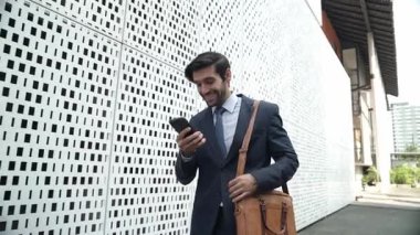 İş adamı telefonla ve neşeyle dans ederek müdürle konuşuyor. Yatırımcı iyi haberler alır, terfi alır, telefondan başarılı bir iş bulur ve aşırı sevinç hisseder. Sevinçli..