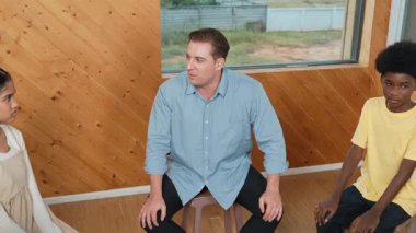 Öğretmen fikrini paylaşırken kız soru sormak için elini kaldırıyor. Lise öğrencisi, grup toplantısı arasında soru sormak, oy vermek, gönüllü olmak ve soruları cevaplamak için el kaldırdı. Üst Manzara. Öğretim