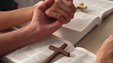 Hristiyan katolik takipçilerle dinsel bağlılık ve maneviyat duygusu doludur. Ağır çekimde Hıristiyan insanlar birlikte dua ederken el ele tutuşup grup duası yapıyorlar. Filizlenen