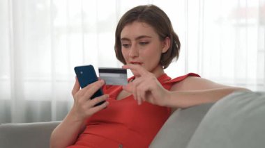 Kadın alışverişi ya da internet pazarında online ödeme modern yaşam tarzı için satış öğeleri arama ve prim siber güvenlik yazılımı tarafından korunan cüzdan çevrimiçi ödeme için kredi kartı kullanma