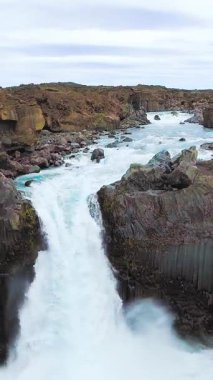 Kuzey İzlanda 'daki Aldeyjarfoss şelalesinin İzlanda yaz manzarasının insansız hava görüntüsü. Şelale İzlanda 'nın İskoçya' daki Sprengisandur Yolu 'nun kuzey kesiminde yer almaktadır..