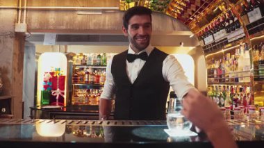 Lüks barlarda cin kokteyli ya da tonik servisi yapan zeki barmenlere odaklanmak, sıcak gece kulübünün arka planında VIP müşteri çiftiyle canlı sohbetler yapmak. Vinosity.