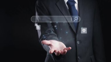 İş adamı, stratejik kararlar için değerli verileri çıkartarak arama motoru araştırması yapıyor. Kapsamlı araştırma ve SEO veri analizi için arama motorları kullanılıyor. Kullanıcı Kimliği