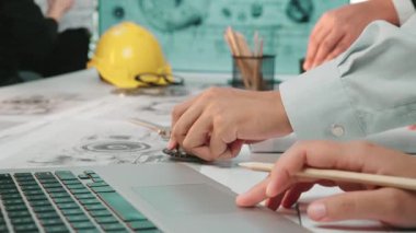 Profesyoneller modern bir ofiste birlikte mühendislik çalışmalarına girişirler. Odaklanmış eller, yenilikçi teknolojiyle tasarım ve planlamanın dinamik sürecini gösteriyor. SACTR