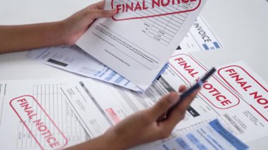 Stresli genç bayanın kredi kartı borçlarıyla ilgili mali sorunları var. Kötü kişisel para ve ipotek yönetimi krizi kavramının önemli bir göstergesi..