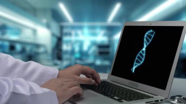 Klavye yazan zeki doktorlara yakın durun ve laboratuvarda yüzen DNA örneği hologramıyla dizüstü bilgisayarı gösterin. Profesyonel tıp çalışanı DNA örneği kullanarak teşhis koyuyor. Genetik. İyileştirici.