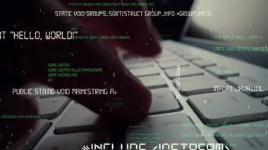 Bilgisayar klavyesinde çalışan ve soyut program kodları ve bilgisayar betiği gösteren bir adam tarafından bilgisayar programlama ve yazılım geliştirmenin yaratıcı görüntüsü