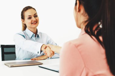 İş başvurusu ve iş anlaşması için ofis masasında toplanan iki genç iş kadını. İşe alım ve insan kaynakları kavramı. uds