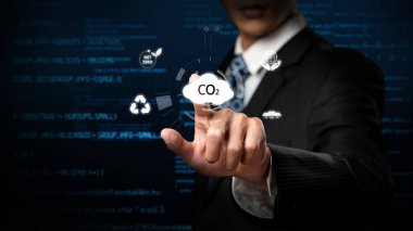 İş adamı CO2 emisyonlarını azaltmak için girişimlerde bulunuyor ve net sıfır hedefliyor. Daha yeşil bir gezegenin karbondioksitini azaltarak sürdürülebilirliğe olan bağlılığını gösteriyor. FaaS