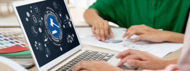 Kaliteli standartları karşılamak için çevrimiçi şirket işleri için uyum sistemi