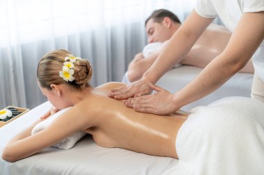 Kafkas çift müşterisi stres önleyici spa masajının keyfini çıkarıyor ve lüks otel veya oteldeki gündüz açık hava ortamında güzellik teniyle eğleniyor. Sessiz.