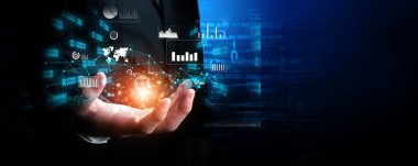 İş adamı, tahmin edilen büyük veri modellerinden gerçek zamanlı analizlere uzanan eğilimleri ve görüşleri ortaya çıkarmak için veri analizlerini derinlemesine inceleyerek, veri güdümlü kararların analitik endüstrileri nasıl ileri götürdüğünü öğrenir Faas