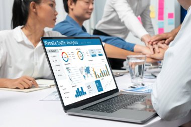 Bilgisayar ekranında web sitesi trafik analizi verileri için bilgisayar yazılımı. Çevrimiçi iş canlılığı için SEO arama motoru optimizasyonu ve müşteri hedefleme kavramı