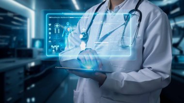 Doktorun elinde tabletle laboratuarda yüzen hologramla görüntüsünü kapatın. İnsan anatomisini incelemek için teknolojiyi kullanan bir tıp çalışanı. HUD Gösterge Paneli Tüm Vücut. İyileştirici.