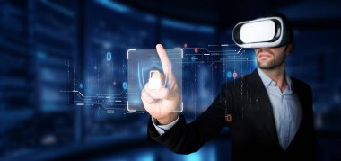 Odaklanmış bir işadamı sanal gerçeklik arayüzünü keşfediyor, yüksek teknolojili bir ortamda siber güvenlik ve veri gizliliği kavramlarıyla ilgileniyor, gelecekteki yenilikleri sergiliyor. XDMCP