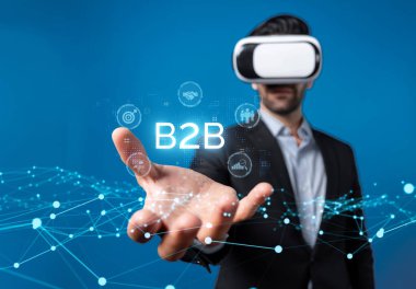 İş adamı B2B peyzajında geziniyor, iş-iş bağlantılarını geliştirmek için kullanım teknolojisi kullanıyor. B2B etkileşimlerini yeniden şekillendirir, iş stratejilerindeki yenilikleri tetikler. FaaS