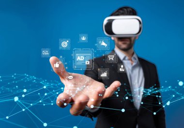 Takım elbiseli bir işadamı dijital reklam kavramlarıyla ilgilenmek için sanal gerçeklik gözlüğü takıyor, modern teknolojinin çevrimiçi pazarlama stratejileri üzerindeki etkisini gösteriyor. XDMCP