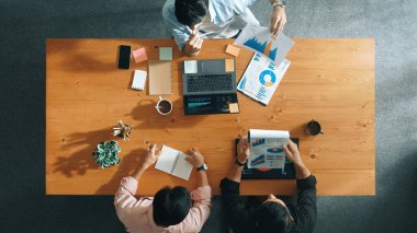 Kafkas iş adamlarının fikir ve yazı raporlarını paylaştığı en üst düzey hava görüşü. Profesyonel çeşitlilikteki insanlar birlikte çalışıyor ve pazarlama planını grafikle buluşturuyorlar. Cemaat.