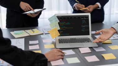 Uygulama ve program kodlaması için bilgisayar ekranında yazılım geliştirme programlama