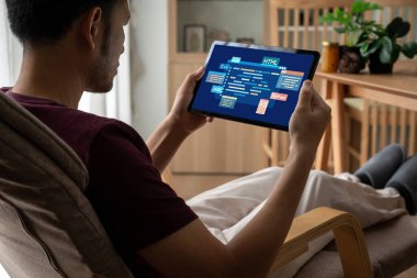 Yeni uygulama geliştirme için HTML, Python, Java ve C gibi çeşitli programlama dillerinin kodlama ekranı ile yazılım geliştirme veya programlama çalışmaları
