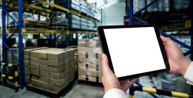 Tasarımınız için mod bilgisayardaki beyaz boş ekran monitör ekranında maket yapın