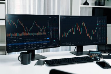 Bilgisayarda iki adet dinamik borsa grafiği görünüyor. Yazılımda güncellenen finansal teknolojiye yapılan zaman uygulaması yatırımı üzerinden otomatikman satış veya satın alma karı. İnfobahn.