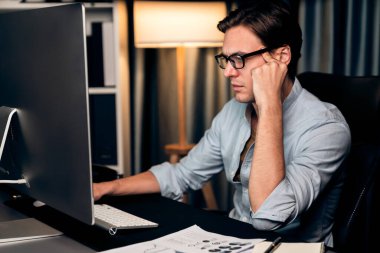 Dinamik veritabanı pazarlama analizi ile PC ekranındaki iş paragrafını araştıran stresli finansal analistin gece vakti modern ev ofisinde aylık rapor hazırlamasını düşünüyorum. Bireysel.