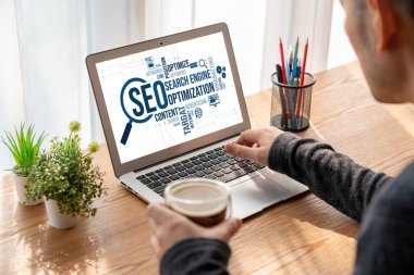Model e-ticaret için SEO arama motoru optimizasyonu ve bilgisayar ekranında gösterilen çevrimiçi perakende işi
