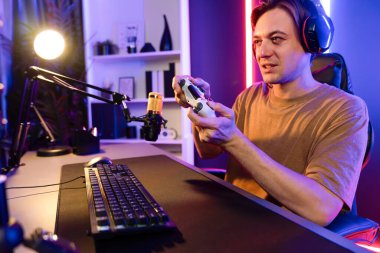Kontrol kumandalı akıllı oyun flamasının keyfini çıkarın, modern teknoloji siber neon ışık odasında yetenekli oyuncularla çevrimiçi canlı sosyal medya grubu oyunu oynayın. Bireysel.