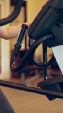 Yoga odasındaki spor salonunda aktif hamile kadın egzersizi. Hamile karnında bebek taşıyan hamile bir anne. Doğum öncesi bakım ve kadın hamileliği konsepti.