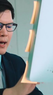 Ofiste çalışan kulaklık takan işadamları uzak müşteri ya da meslektaşlarını desteklemek için çalışıyorlar. Arama merkezi, tele pazarlama, müşteri destek acentesi telefon görüşmesinde hizmet sunar.